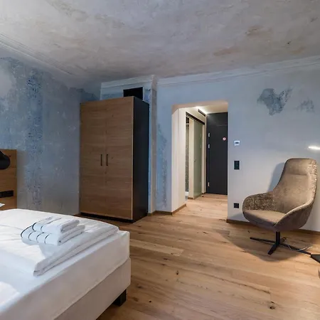 Platzhirsch Otel *